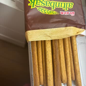 Ülker Altınbaşak Grissini Yanık ve Tüketilemez Durumda