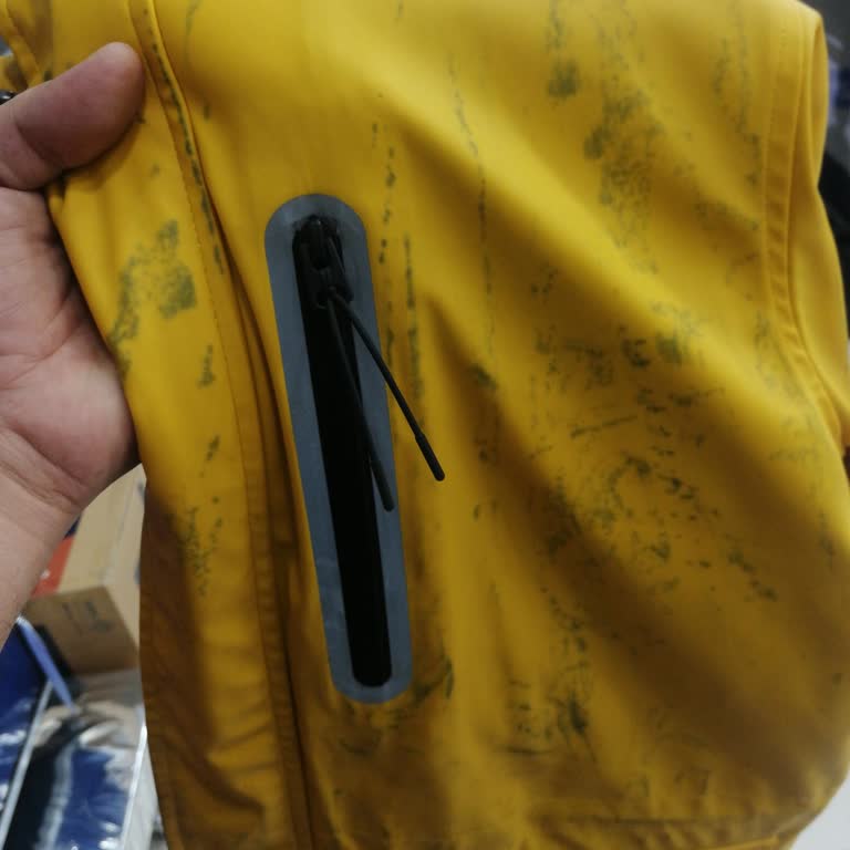 Mavi Marka Yağmurluk Renk Attı ve İncelemeye Alınmadı