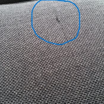 Enza Home'dan aldığım koltukta dokuma hatası ve iplik kaçması