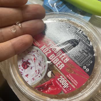 Mezzet yoğurtlu köz biberde kırık cam parçası