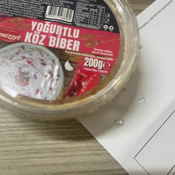 Mezzet yoğurtlu köz biberde kırık cam parçası