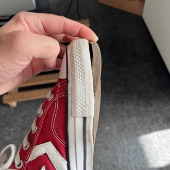 Converse Ayakkabımın Tabanı Açılmaya Başladı