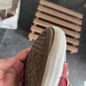 Converse Ayakkabımın Tabanı Açılmaya Başladı