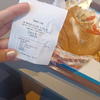 Burger King'te Küflü Ekmek Skandalı