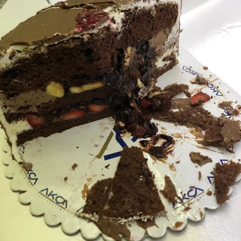 Akça Pastanesi (Sivas) İstasyon Şubesi Yine Yanlış Pasta Verildi