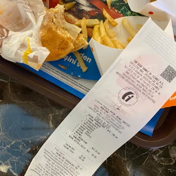 Burger King'de Tavuk Tüyü Şoku: Psikolojik Etkilerle Mücadele Ediyorum