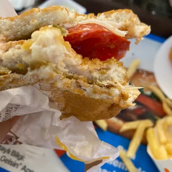 Burger King'de Tavuk Tüyü Şoku: Psikolojik Etkilerle Mücadele Ediyorum