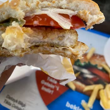Burger King'de Tavuk Tüyü Şoku: Psikolojik Etkilerle Mücadele Ediyorum