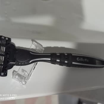 Gillette Tıraş Bıçağı ile Hayal Kırıklığı: Sakalları Yarım Alan Performans