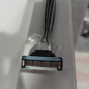 Gillette Tıraş Bıçağı ile Hayal Kırıklığı: Sakalları Yarım Alan Performans