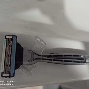 Gillette Tıraş Bıçağı ile Hayal Kırıklığı: Sakalları Yarım Alan Performans