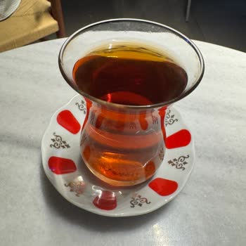 Hijyen Sorunu: Yıkanmamış Bardakta Çay Servisi