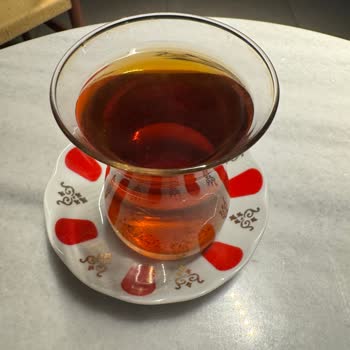 Hijyen Sorunu: Yıkanmamış Bardakta Çay Servisi