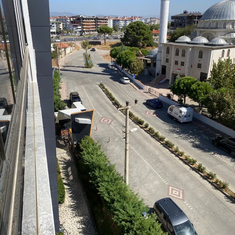 Dolce Vita Sitesi Önündeki Elektrik Direkleri Tehlike Saçıyor
