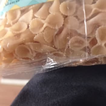 Kurtlu Makarna ve İlgisiz Mağaza Çalışanı