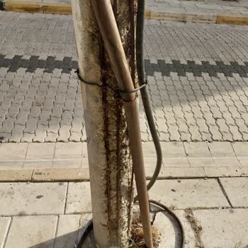 Tehlike Saçan Eski Elektrik Direği