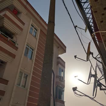 Tehlike Saçan Eski Elektrik Direği