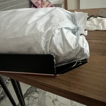 Tommy Hilfiger'dan Yırtık Hediye Paketi Şoku