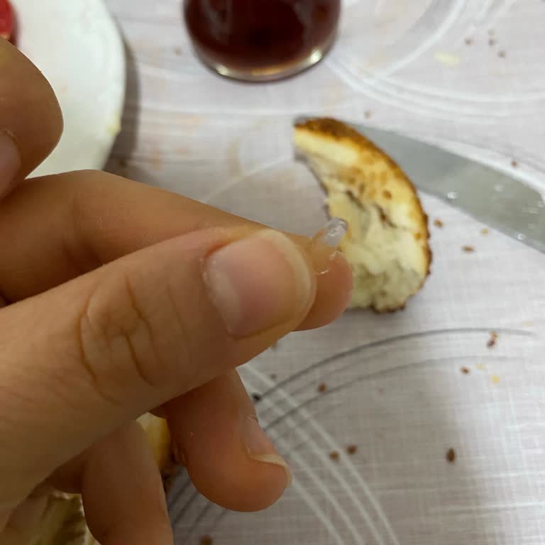 Simitlerin İçinden Cam Çıktı