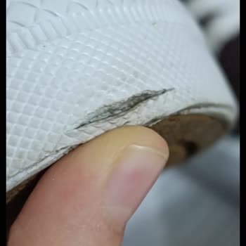 FLO Ayakkabı Mağduriyeti İki Günlük Ayakkabı Yırtıldı