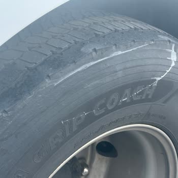 Tehlikeli Yolculuk: Aşınmış Lastiklerle Güvenlik Riski