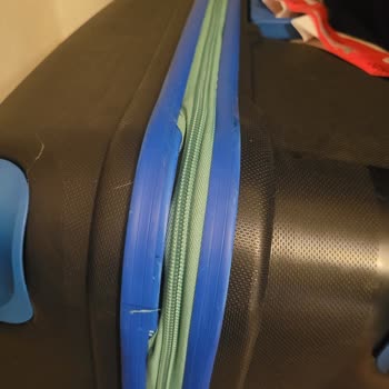 A101'den Alınan Valiz İlk Kullanımda Dağıldı