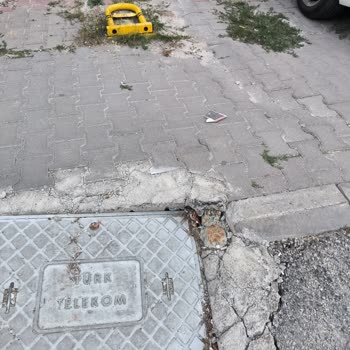 Türk Telekom'un Yarım Kalan Çalışması Mahalleyi Tehlikeye Atıyor