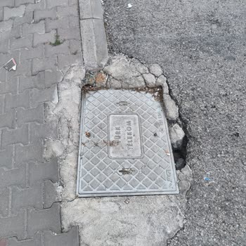 Türk Telekom'un Yarım Kalan Çalışması Mahalleyi Tehlikeye Atıyor