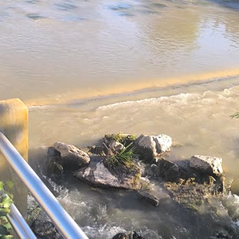Kars Kalesi Altındaki Şelalenin Lağım Kokusu Turizmi Tehdit Ediyor
