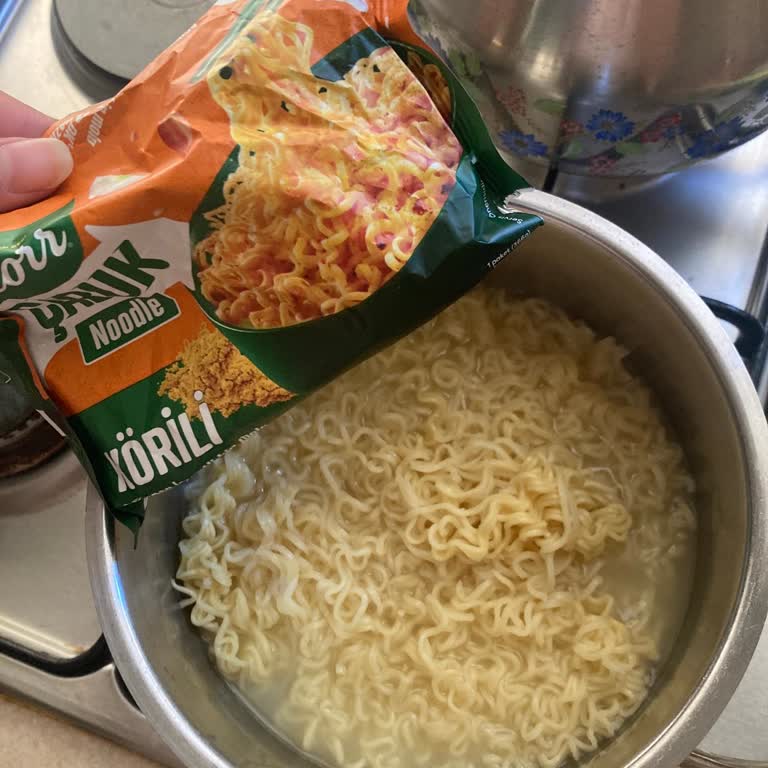 Knorr Noodle'da Yanmış Plastik Kokusu Krizi