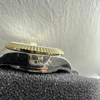 Çizik Saat ve İlgisiz Mağaza Personeli