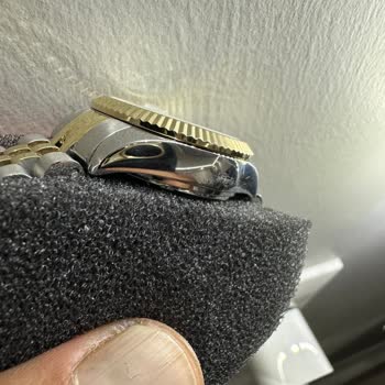 Çizik Saat ve İlgisiz Mağaza Personeli