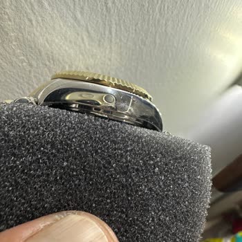 Çizik Saat ve İlgisiz Mağaza Personeli