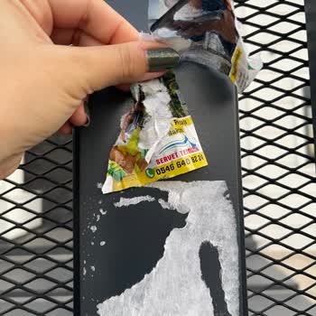 Reklam Etiketiyle Bahçe Kapımızı Kirlettiler!