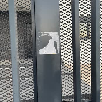 Reklam Etiketiyle Bahçe Kapımızı Kirlettiler!