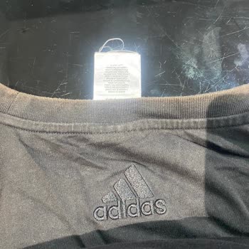 Adidas mağazasından alınan ürünlerde renk solması ve kullanıcı hatası iddiası