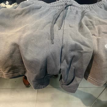 Adidas mağazasından alınan ürünlerde renk solması ve kullanıcı hatası iddiası