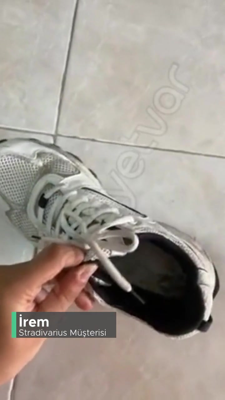 Stradivarius Ayakkabı Tabanı Çöktü! videonun kapak resmi