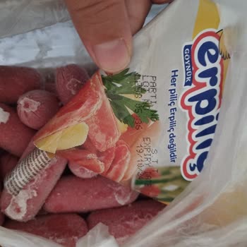 Son Kullanma Tarihi Geçmemiş Sosislerde Şüpheli Siyah Noktalar