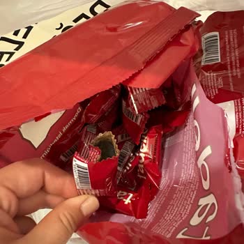 Açık Paketli Çikolata: Üretim Hatası mı?