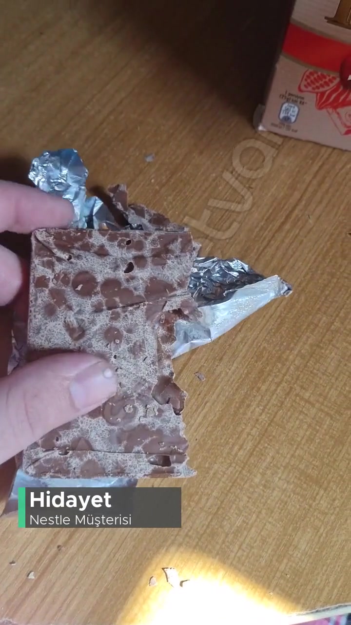 Nestle Çikolata Bozulmuş Ve Yarım Duruyor videonun kapak resmi