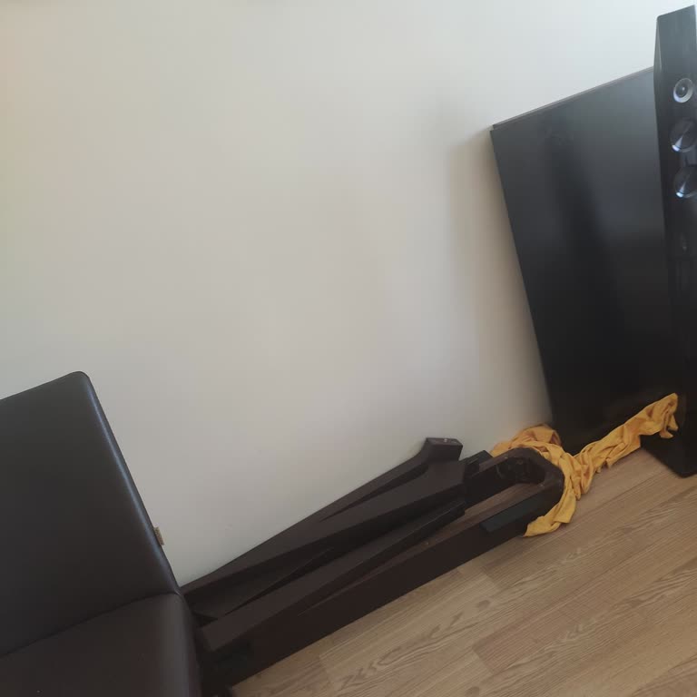 9 Yıllık Masanın Ayakları Taşıyamıyor, Servis Bekletiyor
