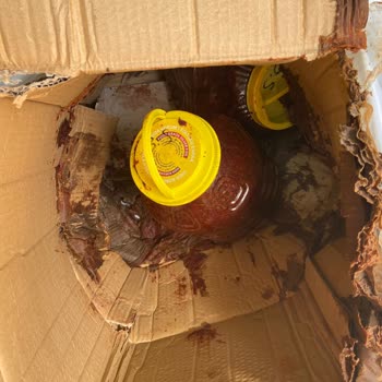Yurtiçi Kargo plastik bidondaki salçaları parçalamayı başarmış