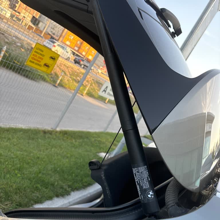 BMW X1 Elektrikli Bagaj Amortisörü Sorunu