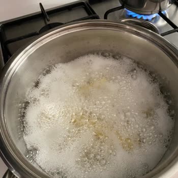 Tarım Kredi Kooperatif Market Köpüren Ayçiçek Yağı Sorunu: Sağlığımız Tehlikede Mi?