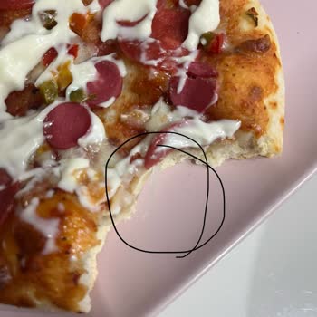 BİM Marketten Alınan Pizzadan Plastik Parça Çıkması