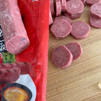 Maret Dana Sosisin İçinden Çıkan Mavi Poşet Parçaları