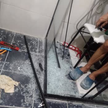 Tehlikeli Duşakabin: Cam Patlaması!