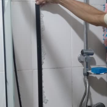 Tehlikeli Duşakabin: Cam Patlaması!