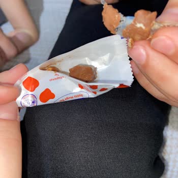 Çikolatanın İçinden Çıkan Plastik Parçası